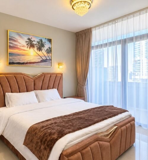 Luxury & Spacious |Skyline Views | Near to Metro